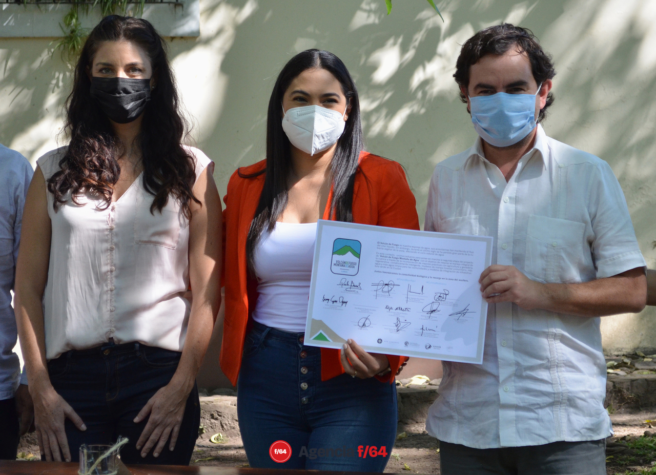 Firma de convenio del proyecto Volcán de Fuego, Montaña de Agua", en colaboración entre autoridades estatales, municipales y actores públicos.