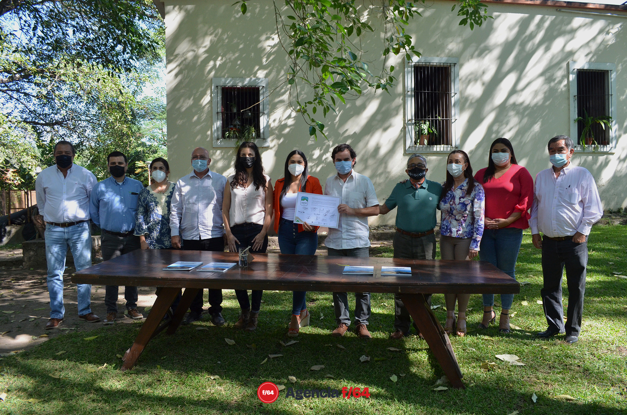 Firma de convenio en colaboración entre autoridades estatales, municipales y actores públicos.