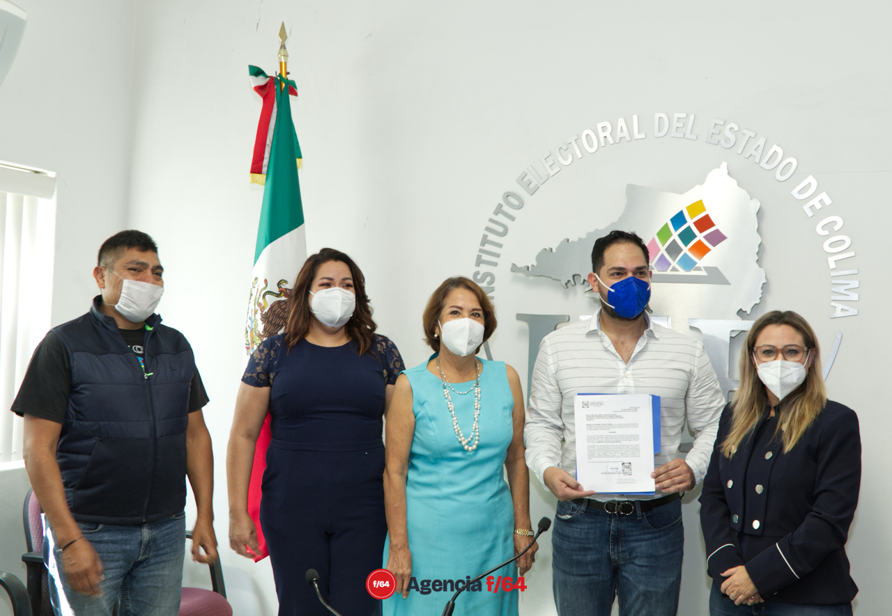 Martha Sosa entrega informe al IEE de culminación de proceso interno.