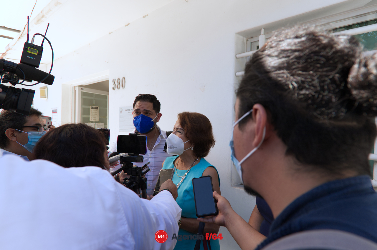 Martha Sosa Govea es abordada por algunos medios después de hacer entrega del informe del proceso interno del PAN al IEE.