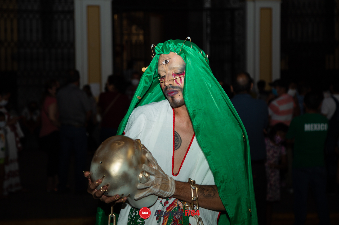 Intervención Queer/Drag frente a la Catedral Basílica Menor.
Colima, Colima.