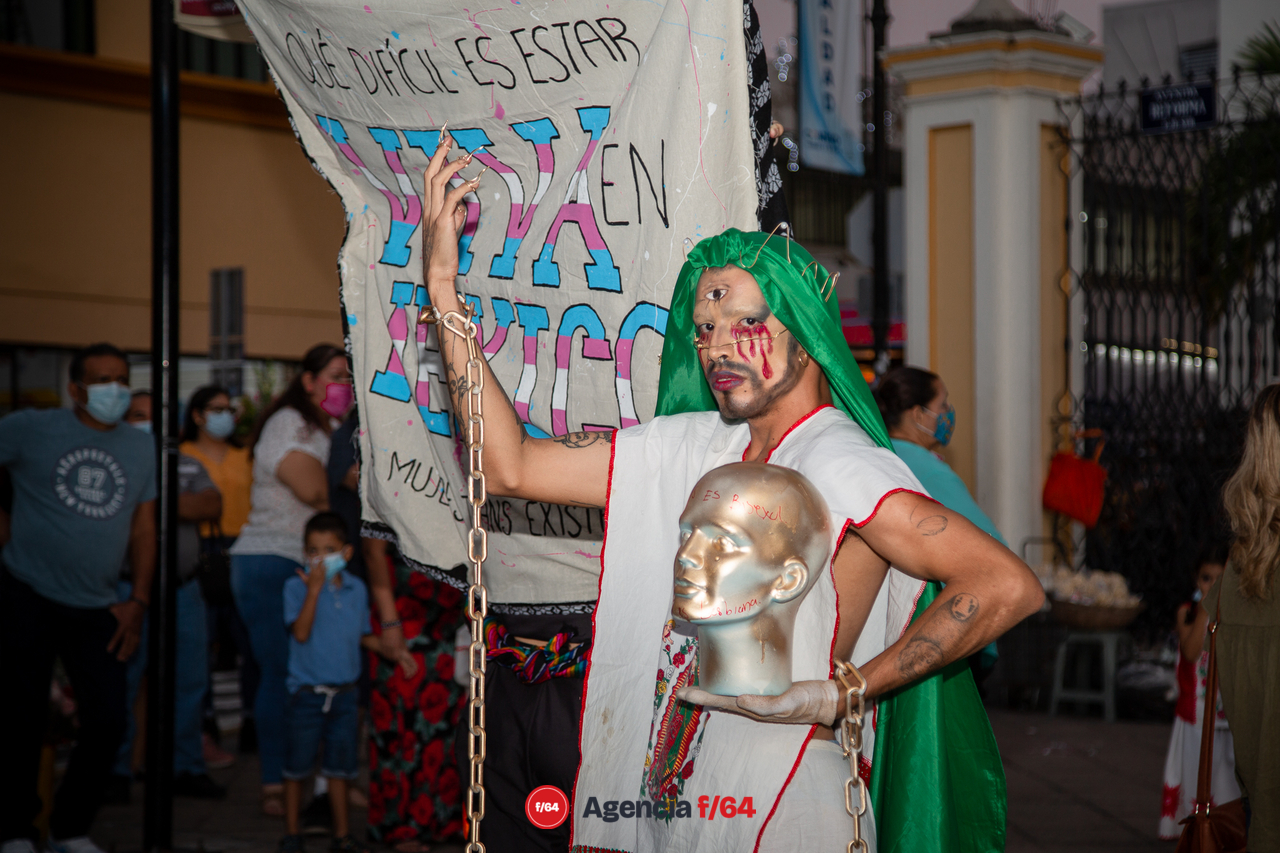Intervención Queer/Drag frente a la Catedral Basílica Menor.
Colima, Colima.