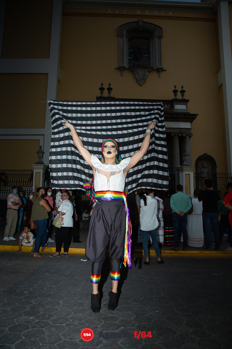 Intervención Queer/Drag frente a la Catedral Basílica Menor.
Colima, Colima.