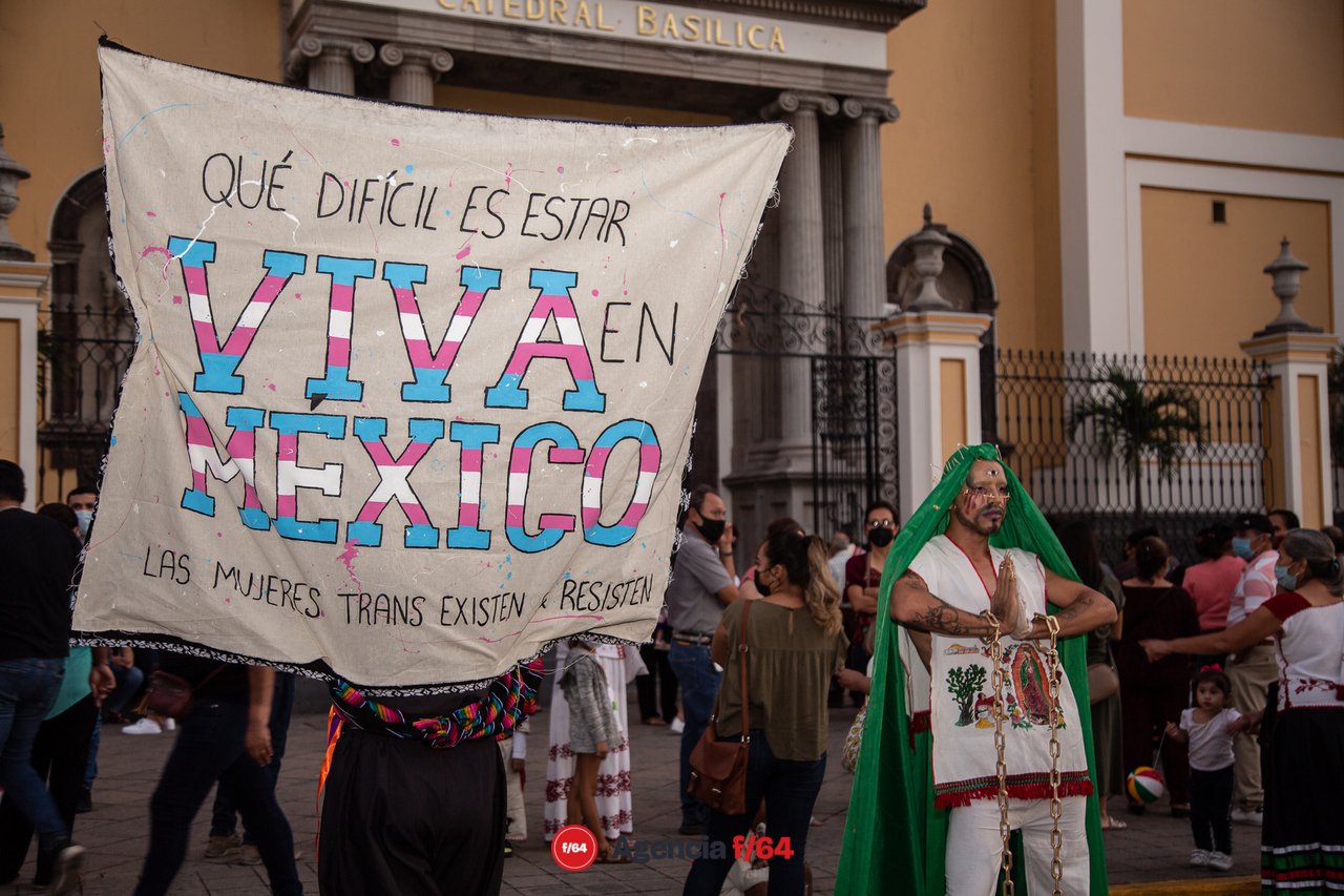 Intervención Queer/Drag frente a la Catedral Basílica Menor.
Colima, Colima.