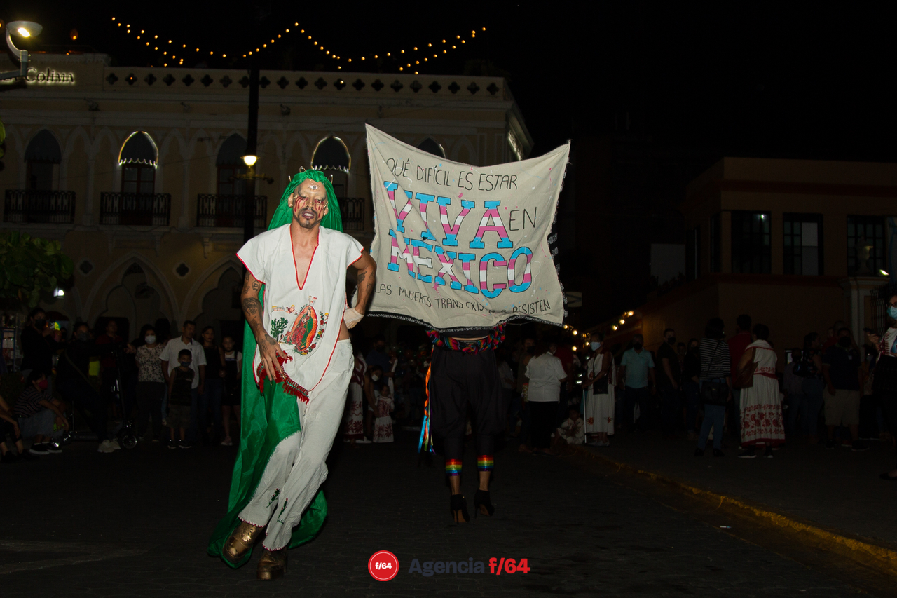 Intervención Queer/Drag frente a la Catedral Basílica Menor.
Colima, Colima.