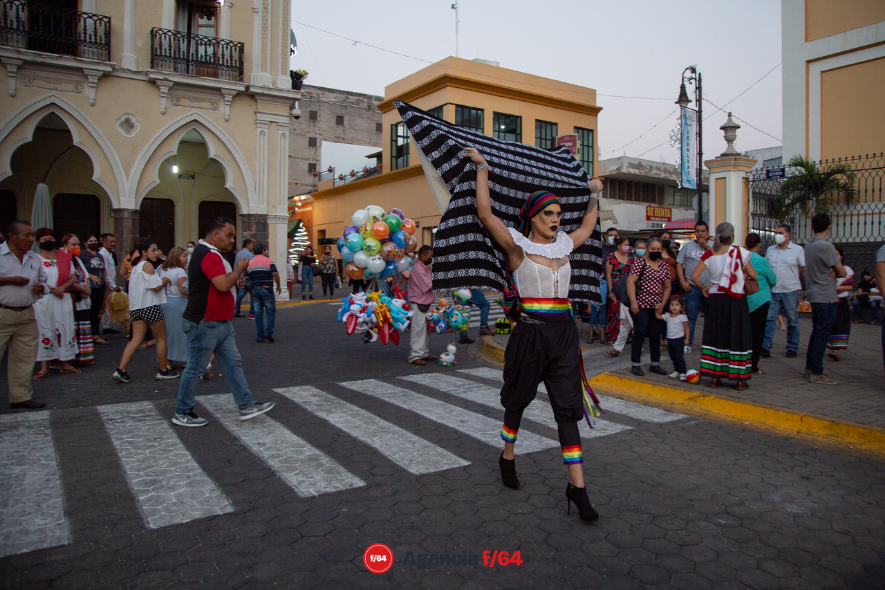 Intervención Queer/Drag frente a la Catedral Basílica Menor.
Colima, Colima.