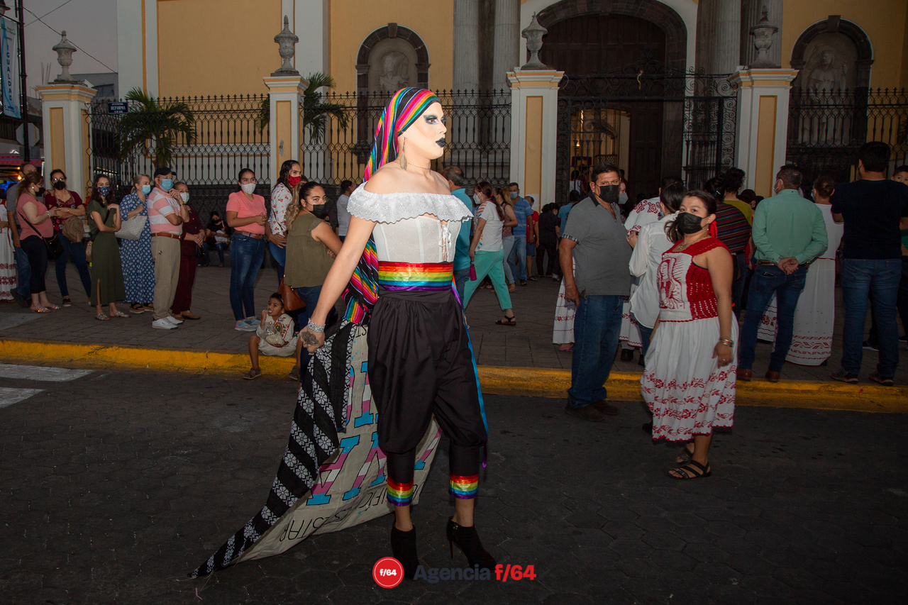 Intervención Queer/Drag frente a la Catedral Basílica Menor.
Colima, Colima.