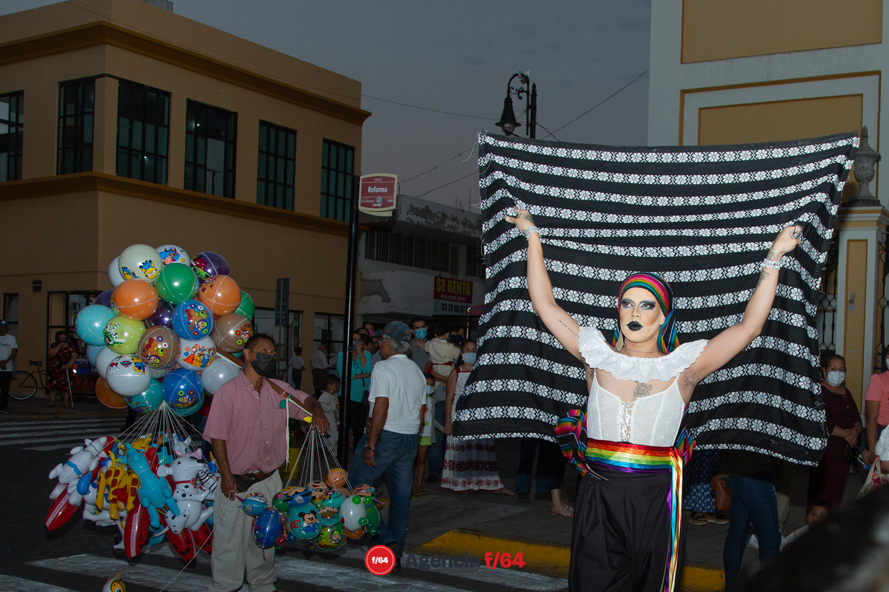Intervención Queer/Drag frente a la Catedral Basílica Menor.
Colima, Colima.