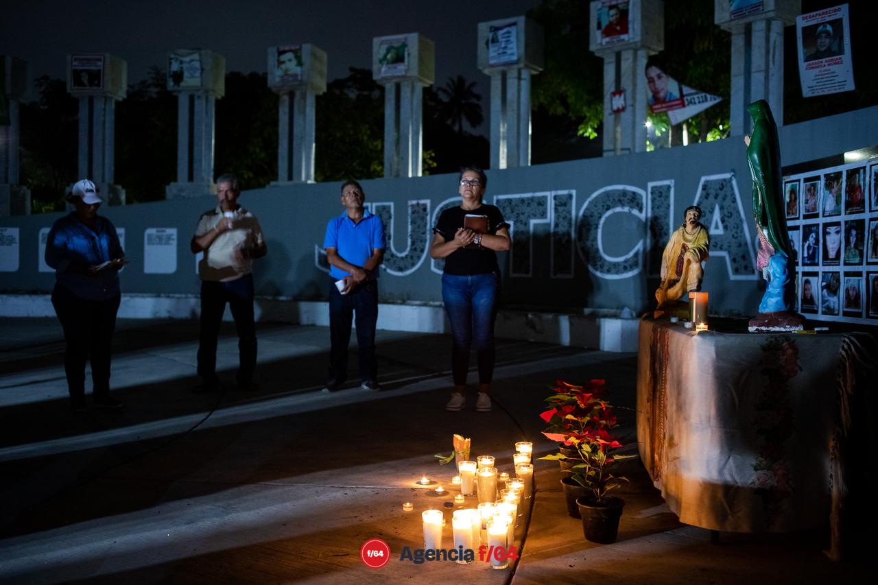 Integrantes de la Red Familiares Desaparecidos en Colima se reúnen y celebran a la Virgen de Guadalupe con rosario y plegarias por sus familiares ausentes. 