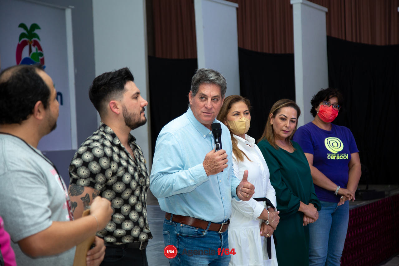 Subsecretario de Cultura, Emiliano Zizumbo, Elías Lozano, Alcalde de Tecomán, Karelia Amezcua, directora de la Compañía de Teatro Caracol,  Claudia Maricela Verduzco Anguiano,  Directora de Cultura de Tecomán,Alejandro Franco y Héctor Castañeda organizadores del Festival Teatral de Verano-Tecomán.