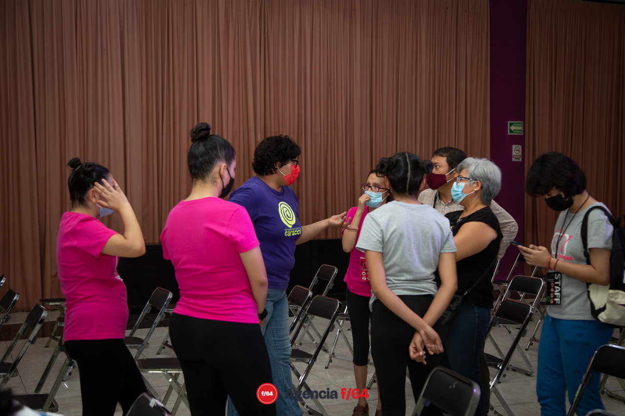 Público interactúa con las integrantes de la Compañía de Teatro Caracol.