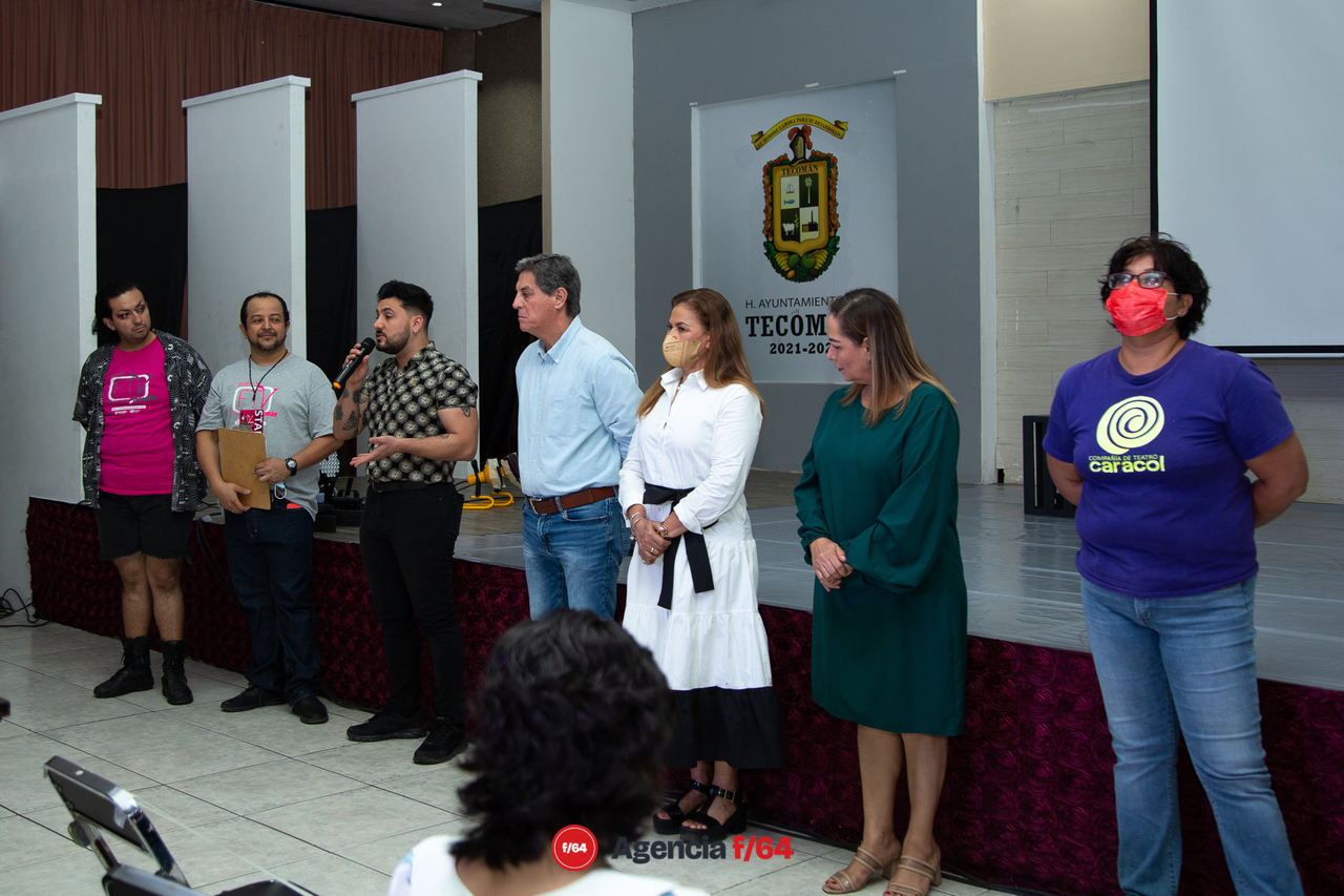 Subsecretario de Cultura, Emiliano Zizumbo, Elías Lozano, Alcalde de Tecomán, Karelia Amezcua, directora de la Compañía de Teatro Caracol,  Claudia Maricela Verduzco Anguiano,  Directora de Cultura de Tecomán,Alejandro Franco y Héctor Castañeda organizadores del Festival Teatral de Verano-Tecomán.