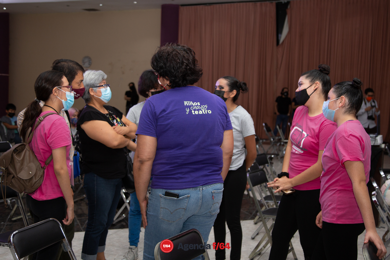 Público interactúa con las integrantes de la Compañía de Teatro Caracol.