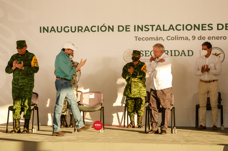 El Presidente López Obrador saluda al Gobernador José Ignacio Peralta. Foto Flor Larios.