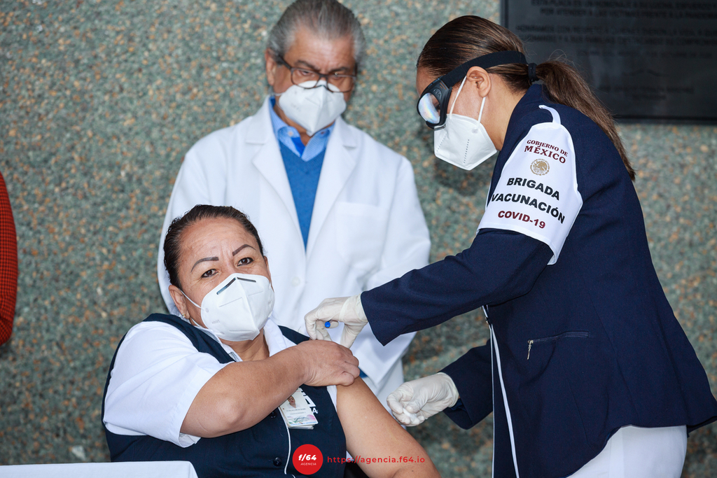 La enfermera Celia Castañeda recibe su primer dosis de vacunación anti COVID-19 en el Estado. Foto Mario Alberto Chávez.