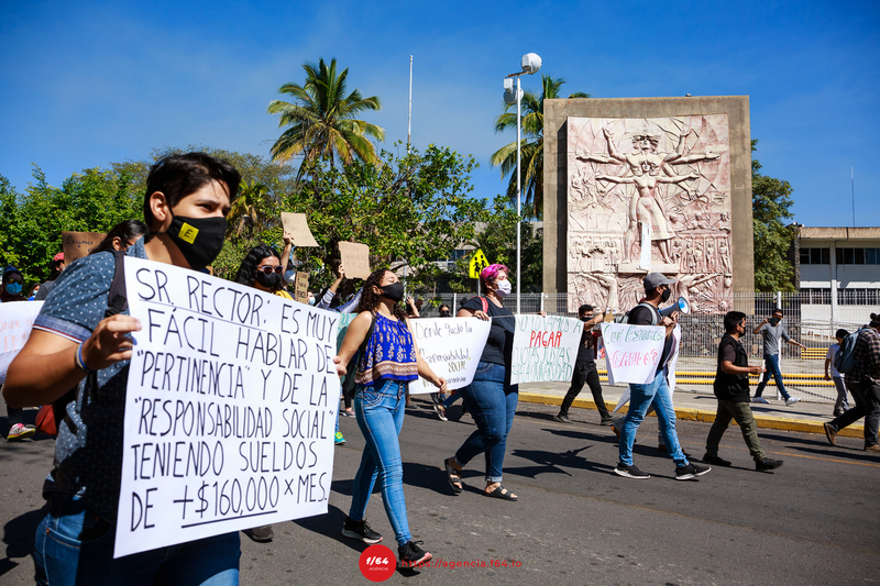 Colectivo de Resistencia Estudiantil (CORE) se manifiestan fuera de la Universidad de Colima. Foto Mario Alberto Chávez