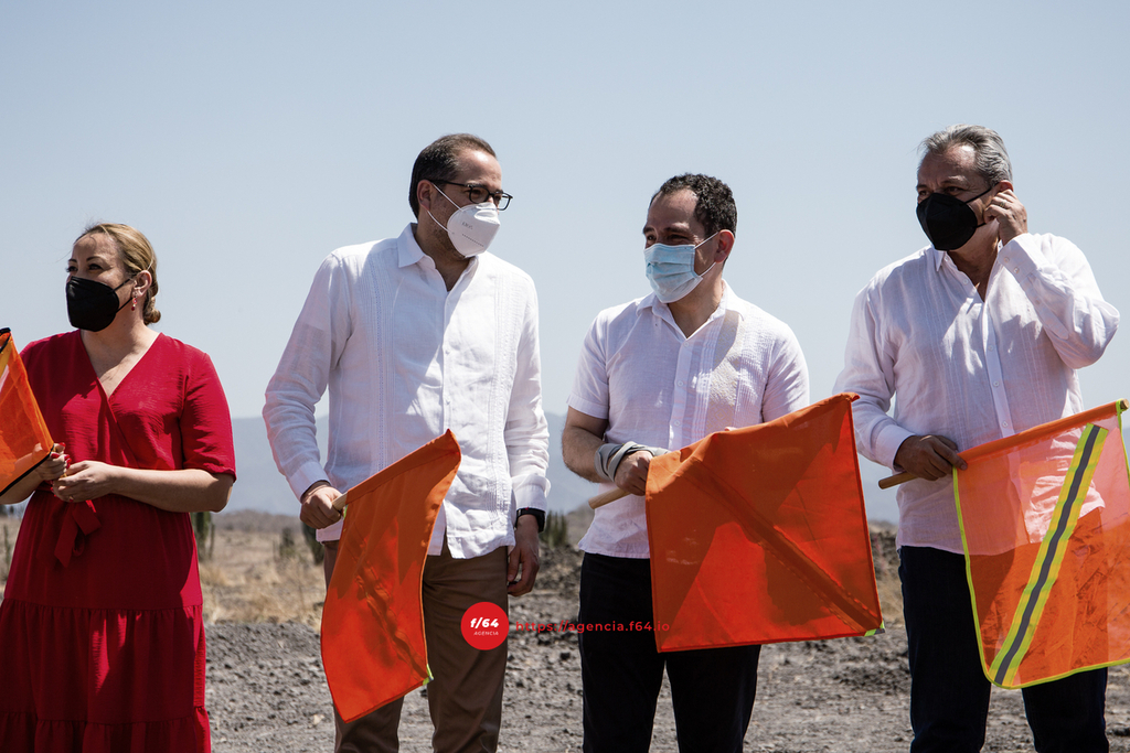 El Secretario de Hacienda, Arturo Herrera, y el Gobernador del Estado de Colima, José Ignacio Peralta Sánchez, dan el banderazo inicial. Foto Mario Alberto Chávez