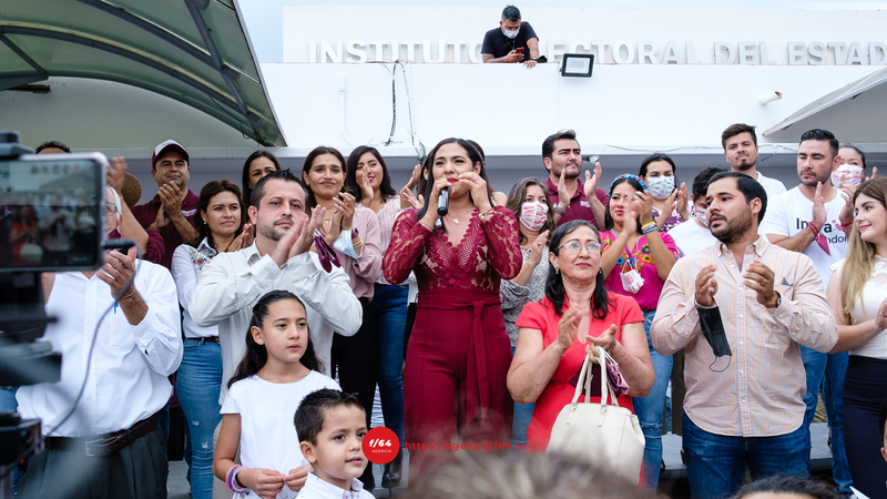 Indira Vizcaíno Silva recibe constancia de mayoría en el IEE. Foto Mario Alberto Chávez