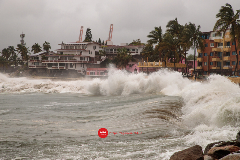 Manzanillo recibiendo el embate del oleaje de Enrique. Foto Flor Larios