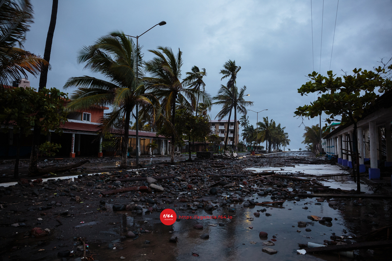 El malecón del Paraíso Armería quedó bajo agua y escombros, huracán Enrique. Foto Mario Alberto Chávez