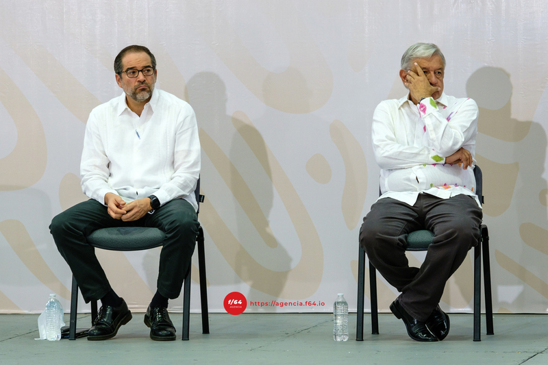 Evidente molestia del Presidente López Obrador con el Gobernador José Ignacio Peralta en su visita para anunciar el rescate. Foto Mario Alberto Chávez