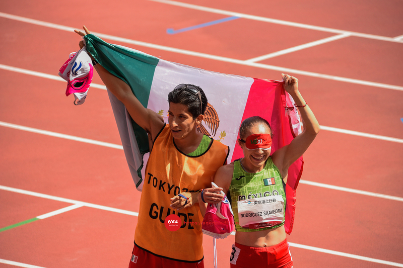 Mónica Rodríguez y su guía Kevin Aguilar obtienen oro y además récord mundial, en la prueba de 1500m. Foto Isaura Ruíz