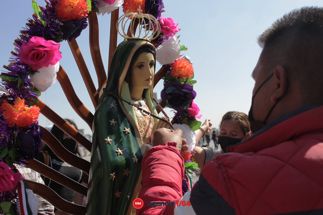 Feligreses agradecidos con la virgen de Guadalupe