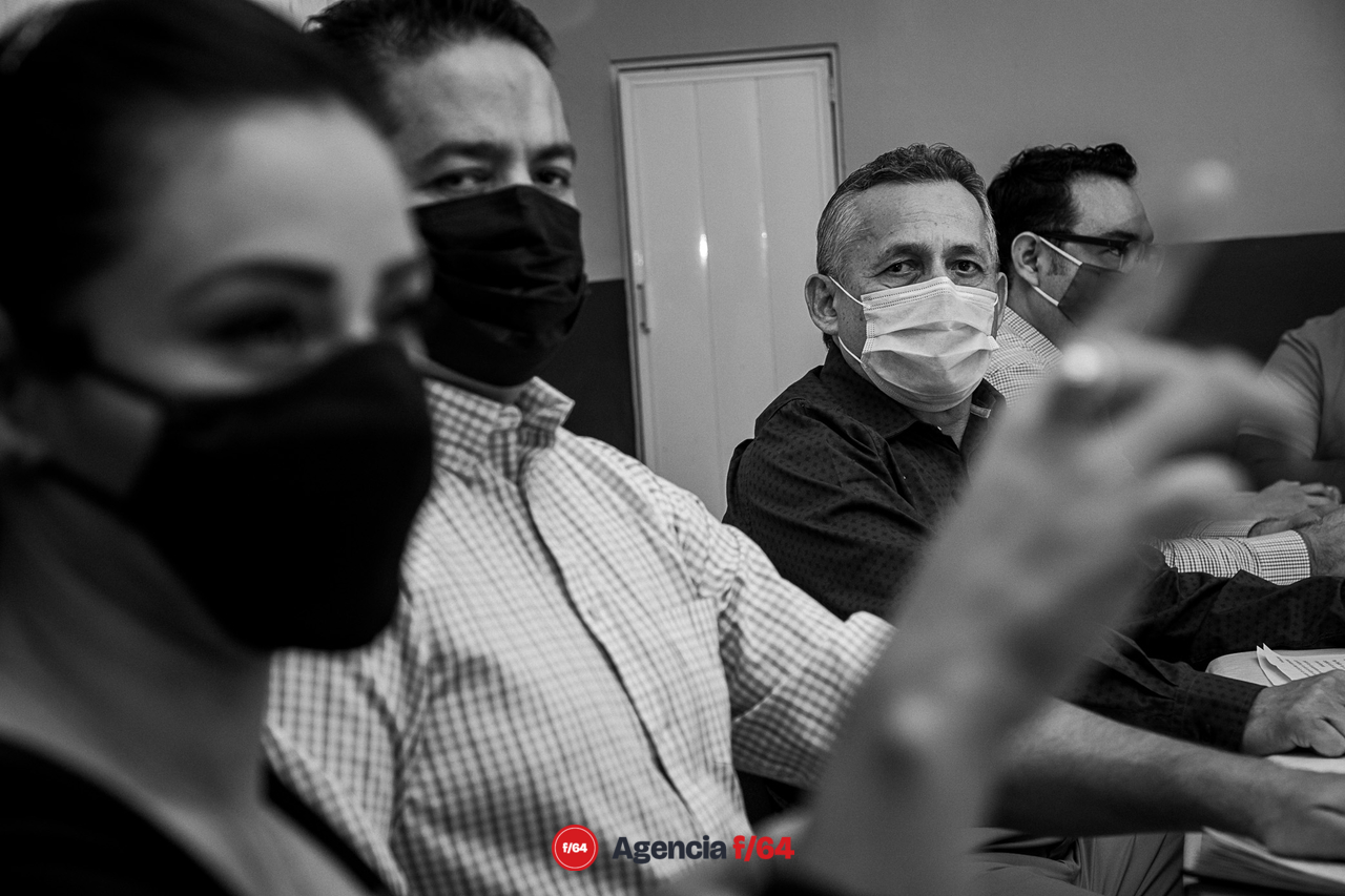 El Senador de la República, Joel Padilla, y el Diputado Local, Carlos Farías, ambos por el PT, miran y escuchan de la voz del interprete, la participación de Sharon Montserrat Díaz García, Licenciada en educación preescolar por la Universidad José Martí, en Colima. 