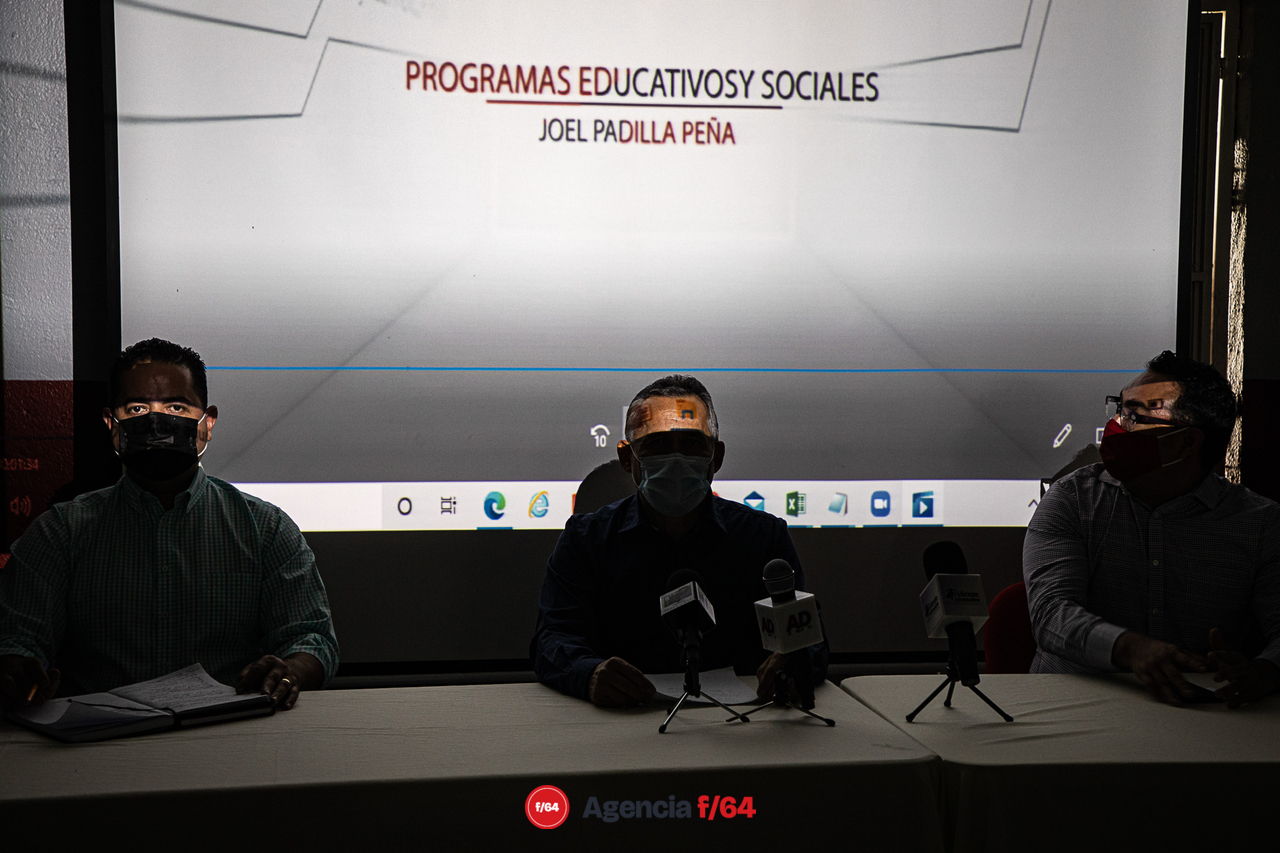 Carlos Farías, Diputado Local; Joel Padilla, Senador de la República y el Rector de la Universidad José Martí, Marco Barajas Yescas.
