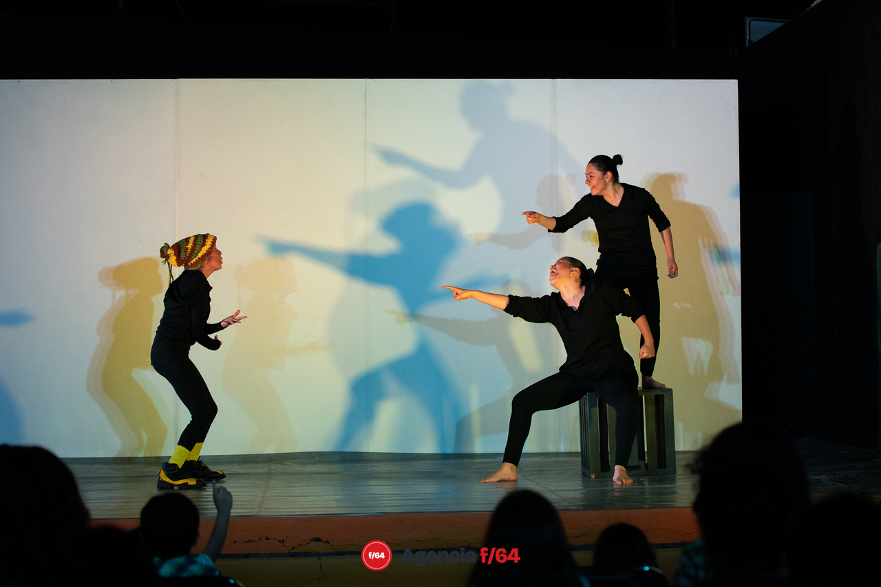 14º Maratón de teatro para niñas, niños y jóvenes.
"Los cuervos no se peinan"
Compañía de Teatro Caracol.