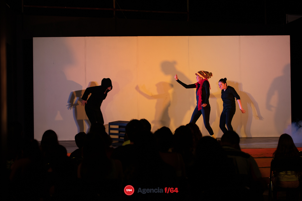 14º Maratón de teatro para niñas, niños y jóvenes.
"Los cuervos no se peinan"
Compañía de Teatro Caracol.