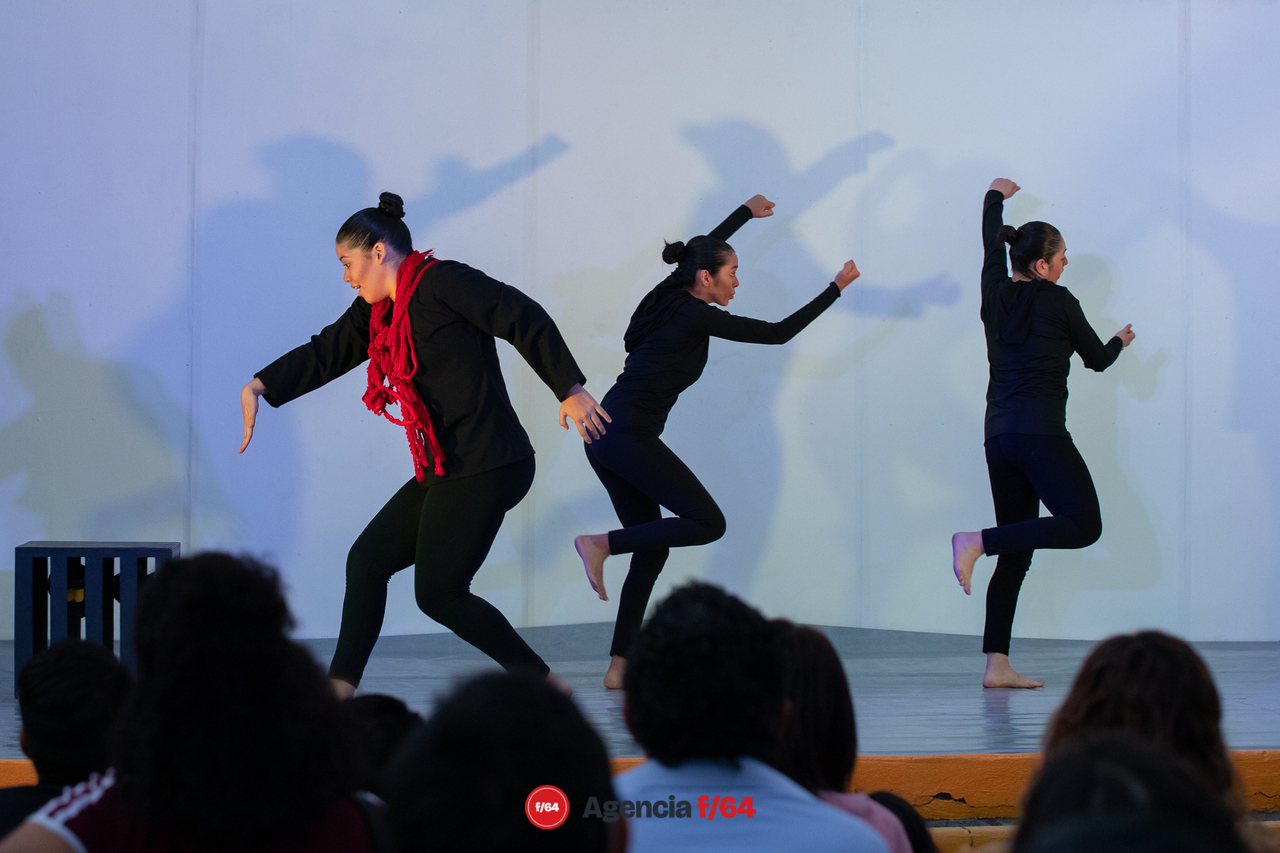 14º Maratón de teatro para niñas, niños y jóvenes.
"Los cuervos no se peinan"
Compañía de Teatro Caracol.