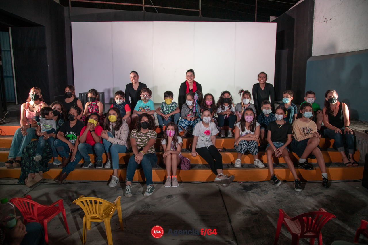 14º Maratón de teatro para niñas, niños y jóvenes.
"Los cuervos no se peinan"
Compañía de Teatro Caracol.