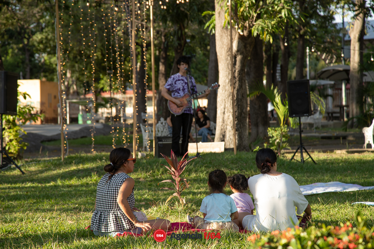 Ingrid Guijarro y Carlos Boja en el Jardín Corregidora.
Concierto acústico.
"Tardes entre Palmeras"