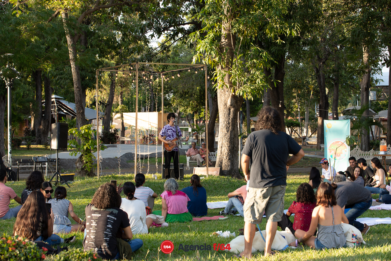 Ingrid Guijarro y Carlos Boja en el Jardín Corregidora.
Concierto acústico.
"Tardes entre Palmeras"