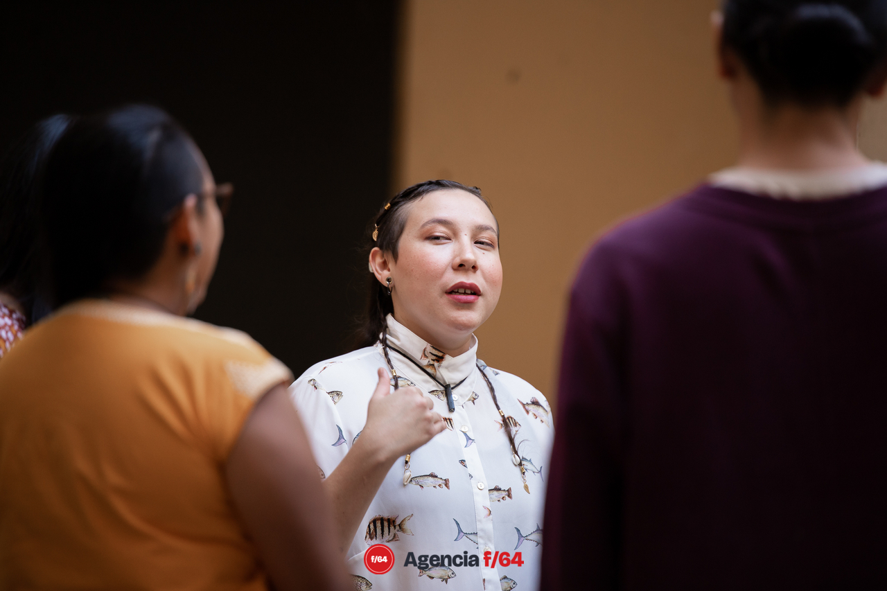 Dialogando con el equipo previo al concierto.