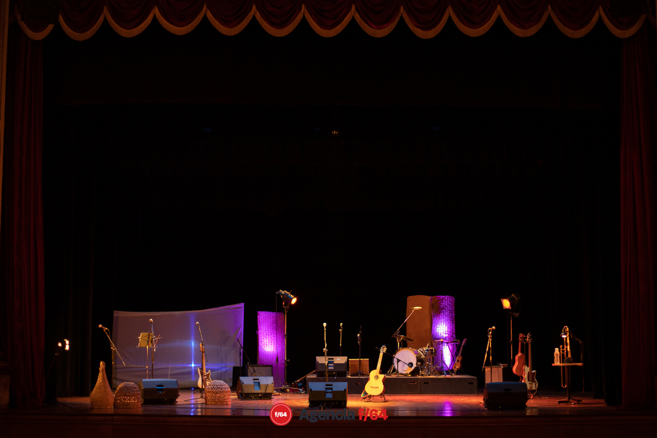 El escenario e instrumentos. Teatro Hidalgo de la ciudad de Colima.