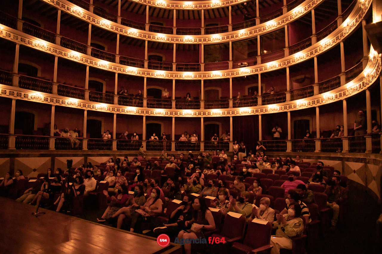 Público colimense disfrutando del álbum Arquitectura del tiempo, de  Ingrid Guijarro.