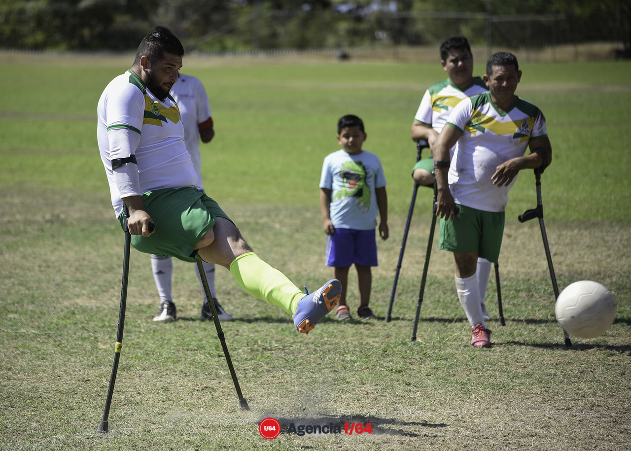 Luis Chávez cobrando penal