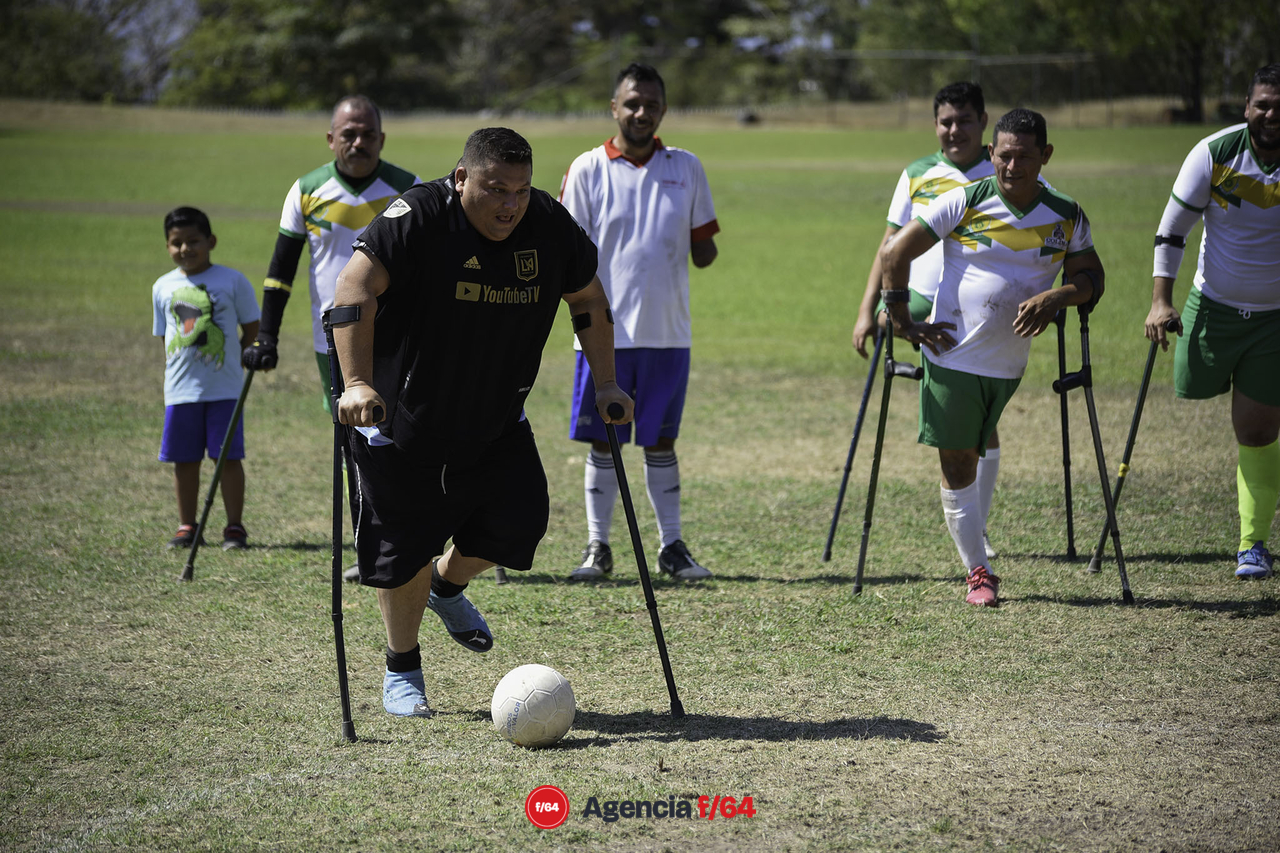 Penal con muletas