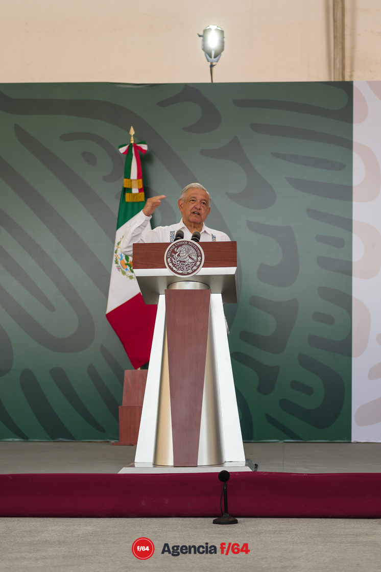 El Presidente Andrés Manuel López Obrador realizó su conferencia mañanera desde la ciudad de Colima. Previamente hubo reunión de Seguridad con la Gobernadora de Colima, Indira Vizcaíno Silva, el Secretario de la Defensa Nacional, General Luis Cresencio Sandoval González, el Secretario de Gobierno, Adán Augusto López Hernández, la Secretaria de Seguridad Rosa Icela Rodríguez Velázquez y el Secretario de Marina Almirante José Rafael Ojeda Durán.
En la conferencia el Presidente mostró su respaldo a la ciudadanía de Colima y a la Gobernadora debido a la ola de violencia que afecta el estado en los últimos días.