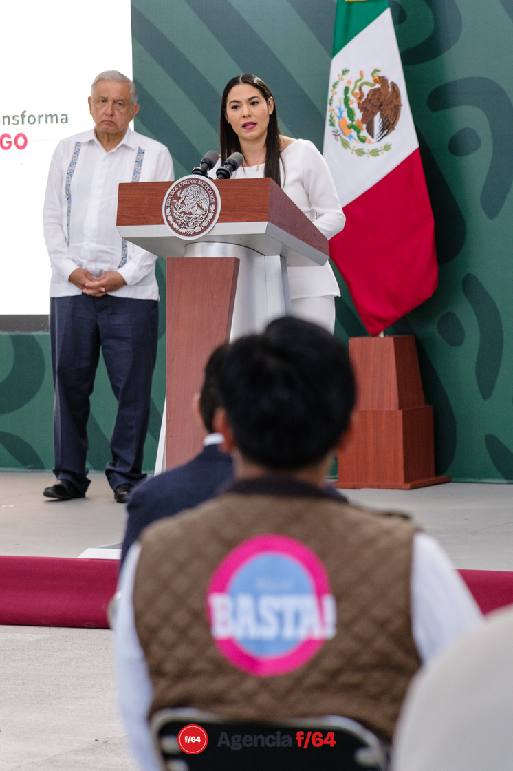 El Presidente Andrés Manuel López Obrador realizó su conferencia mañanera desde la ciudad de Colima. Previamente hubo reunión de Seguridad con la Gobernadora de Colima, Indira Vizcaíno Silva, el Secretario de la Defensa Nacional, General Luis Cresencio Sandoval González, el Secretario de Gobierno, Adán Augusto López Hernández, la Secretaria de Seguridad Rosa Icela Rodríguez Velázquez y el Secretario de Marina Almirante José Rafael Ojeda Durán.
En la conferencia el Presidente mostró su respaldo a la ciudadanía de Colima y a la Gobernadora debido a la ola de violencia que afecta el estado en los últimos días.