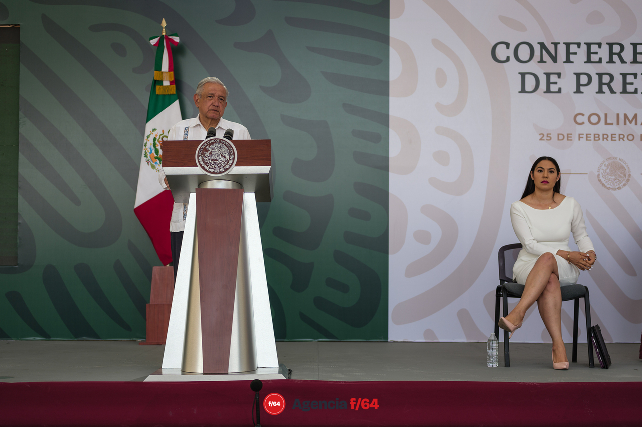 El Presidente Andrés Manuel López Obrador realizó su conferencia mañanera desde la ciudad de Colima. Previamente hubo reunión de Seguridad con la Gobernadora de Colima, Indira Vizcaíno Silva, el Secretario de la Defensa Nacional, General Luis Cresencio Sandoval González, el Secretario de Gobierno, Adán Augusto López Hernández, la Secretaria de Seguridad Rosa Icela Rodríguez Velázquez y el Secretario de Marina Almirante José Rafael Ojeda Durán.
En la conferencia el Presidente mostró su respaldo a la ciudadanía de Colima y a la Gobernadora debido a la ola de violencia que afecta el estado en los últimos días.