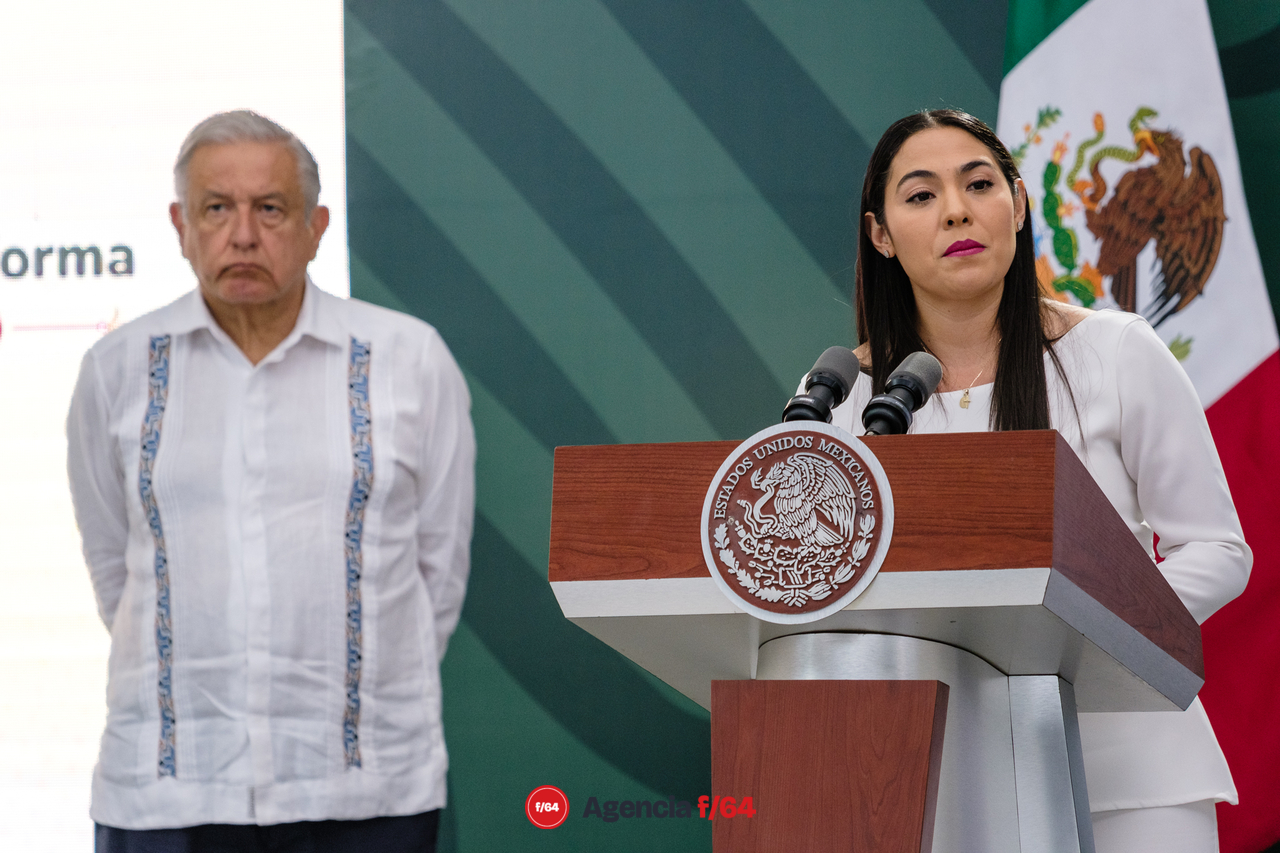 El Presidente Andrés Manuel López Obrador realizó su conferencia mañanera desde la ciudad de Colima. Previamente hubo reunión de Seguridad con la Gobernadora de Colima, Indira Vizcaíno Silva, el Secretario de la Defensa Nacional, General Luis Cresencio Sandoval González, el Secretario de Gobierno, Adán Augusto López Hernández, la Secretaria de Seguridad Rosa Icela Rodríguez Velázquez y el Secretario de Marina Almirante José Rafael Ojeda Durán.
En la conferencia el Presidente mostró su respaldo a la ciudadanía de Colima y a la Gobernadora debido a la ola de violencia que afecta el estado en los últimos días.