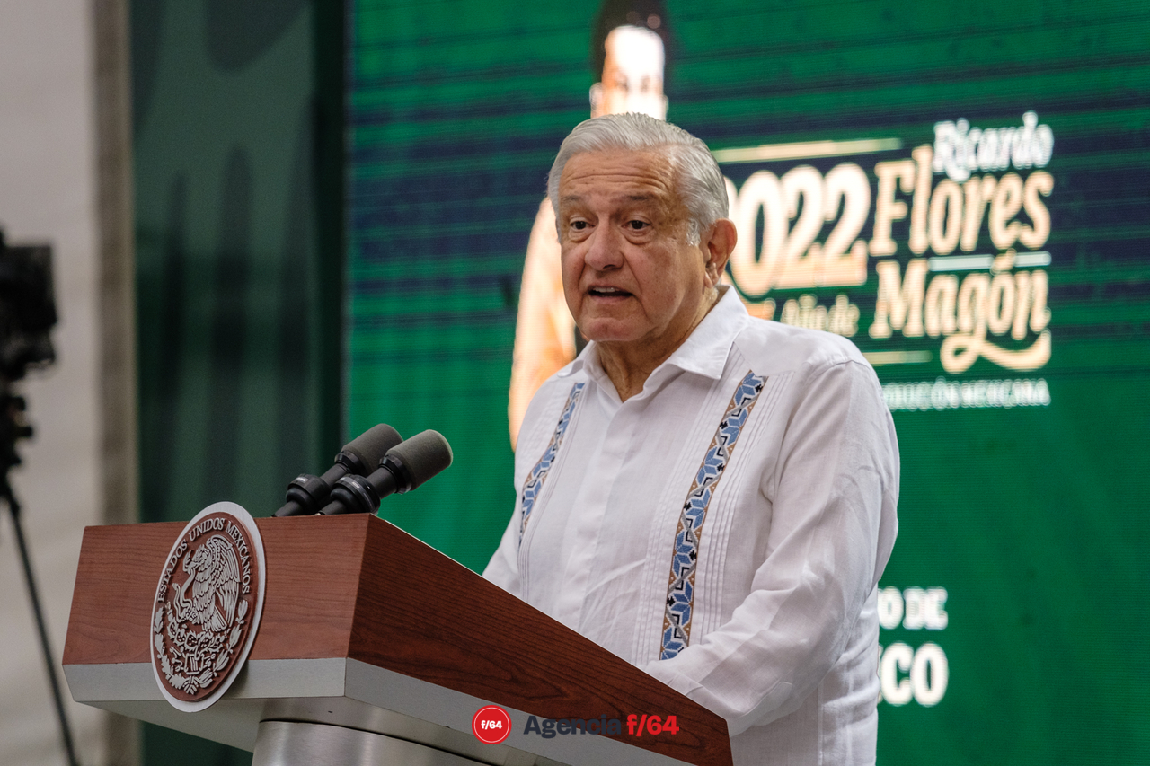 El Presidente Andrés Manuel López Obrador realizó su conferencia mañanera desde la ciudad de Colima. Previamente hubo reunión de Seguridad con la Gobernadora de Colima, Indira Vizcaíno Silva, el Secretario de la Defensa Nacional, General Luis Cresencio Sandoval González, el Secretario de Gobierno, Adán Augusto López Hernández, la Secretaria de Seguridad Rosa Icela Rodríguez Velázquez y el Secretario de Marina Almirante José Rafael Ojeda Durán.
En la conferencia el Presidente mostró su respaldo a la ciudadanía de Colima y a la Gobernadora debido a la ola de violencia que afecta el estado en los últimos días.