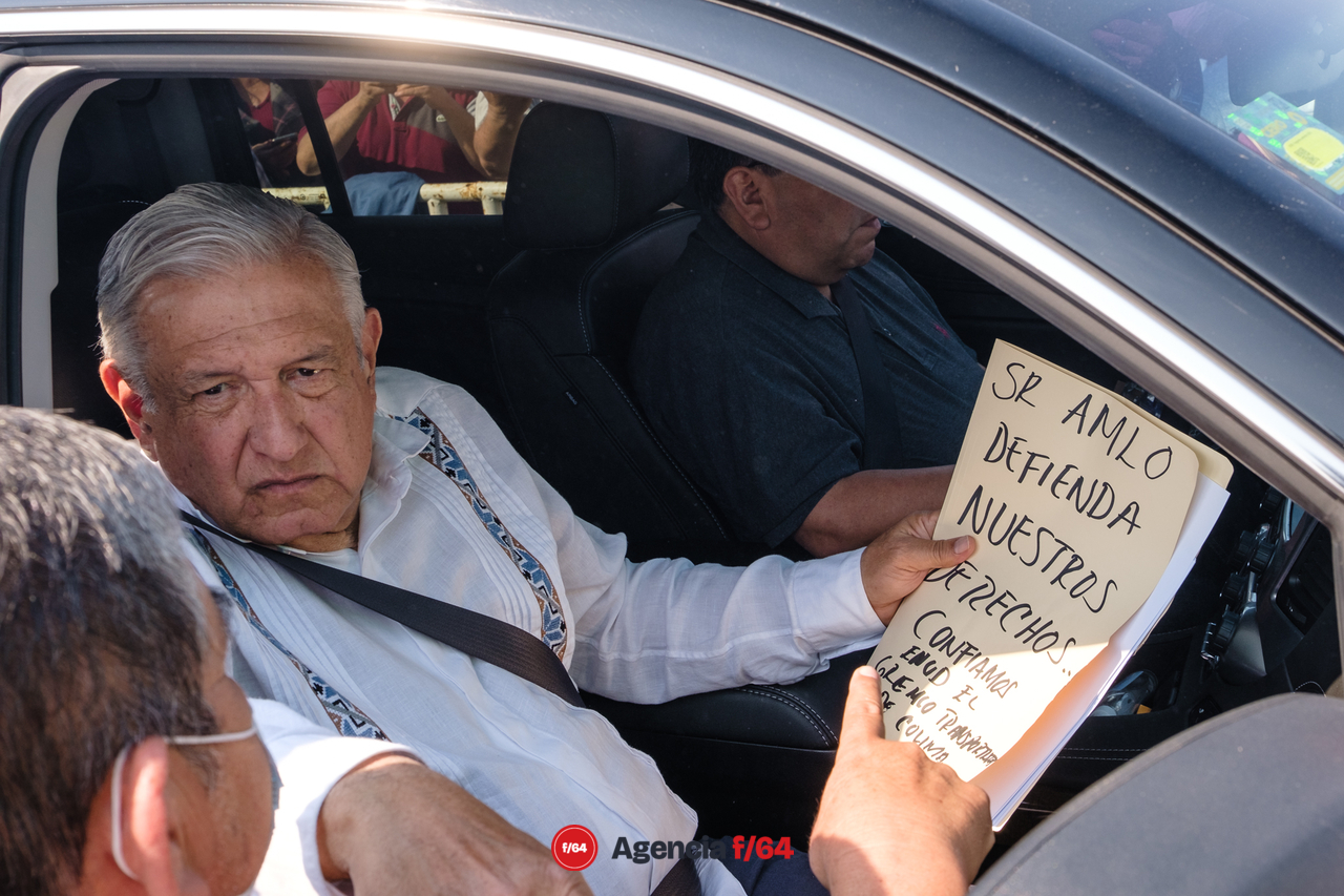 Manifestantes esperando al Presidente Andrés Manuel López Obrador fuera de la Vigésima Zona Militar donde se llevó a cabo su conferencia "mañanera".