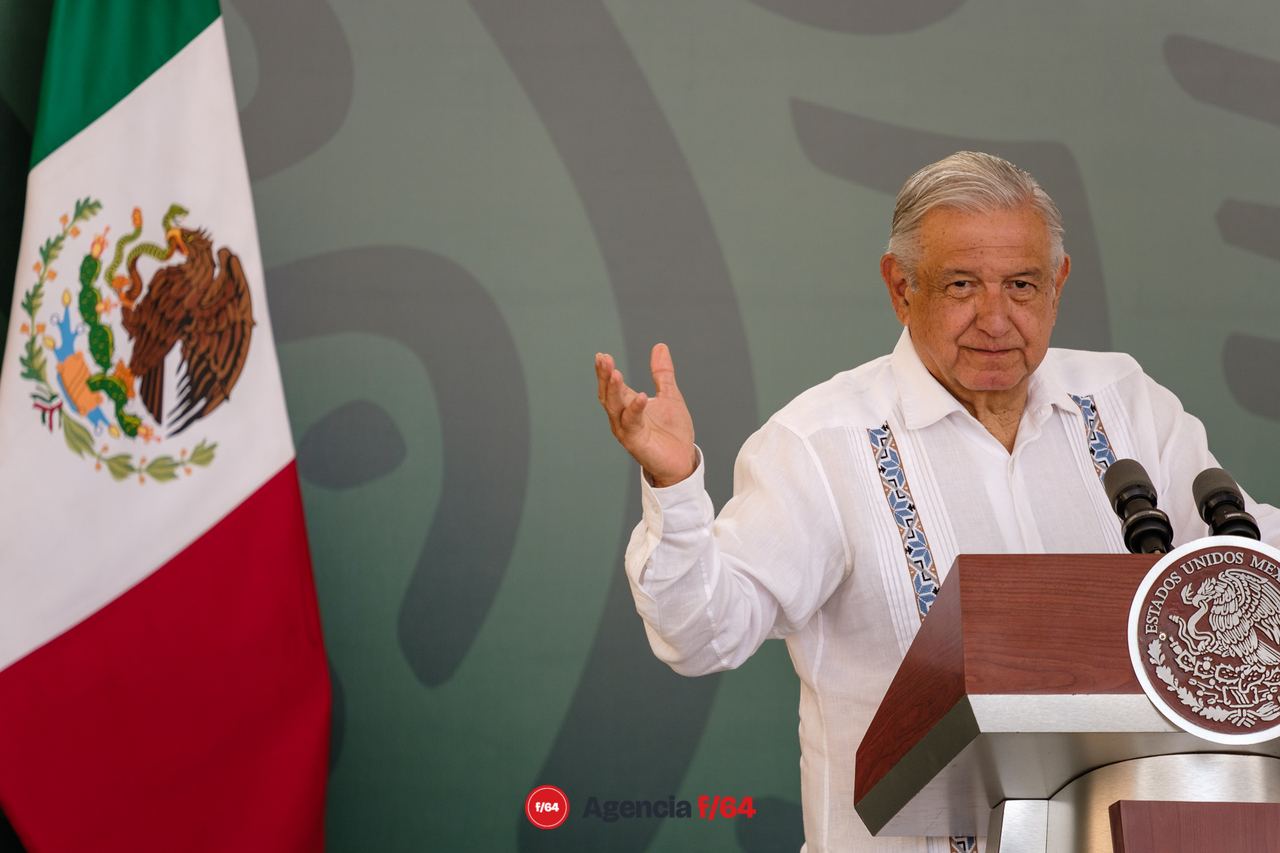 El Presidente Andrés Manuel López Obrador realizó su conferencia mañanera desde la ciudad de Colima. Previamente hubo reunión de Seguridad con la Gobernadora de Colima, Indira Vizcaíno Silva, el Secretario de la Defensa Nacional, General Luis Cresencio Sandoval González, el Secretario de Gobierno, Adán Augusto López Hernández, la Secretaria de Seguridad Rosa Icela Rodríguez Velázquez y el Secretario de Marina Almirante José Rafael Ojeda Durán.
En la conferencia el Presidente mostró su respaldo a la ciudadanía de Colima y a la Gobernadora debido a la ola de violencia que afecta el estado en los últimos días.