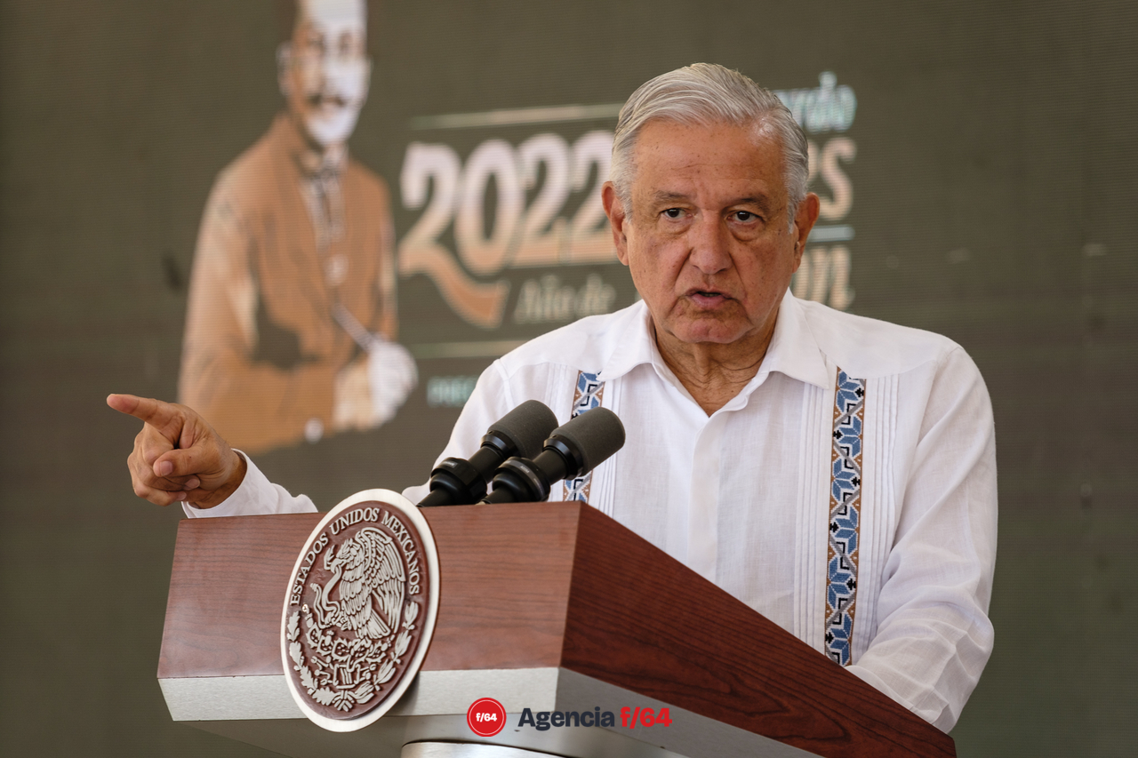 El Presidente Andrés Manuel López Obrador realizó su conferencia mañanera desde la ciudad de Colima. Previamente hubo reunión de Seguridad con la Gobernadora de Colima, Indira Vizcaíno Silva, el Secretario de la Defensa Nacional, General Luis Cresencio Sandoval González, el Secretario de Gobierno, Adán Augusto López Hernández, la Secretaria de Seguridad Rosa Icela Rodríguez Velázquez y el Secretario de Marina Almirante José Rafael Ojeda Durán.
En la conferencia el Presidente mostró su respaldo a la ciudadanía de Colima y a la Gobernadora debido a la ola de violencia que afecta el estado en los últimos días.