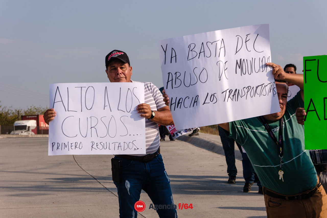 Manifestantes esperando al Presidente Andrés Manuel López Obrador fuera de la Vigésima Zona Militar donde se llevó a cabo su conferencia "mañanera".