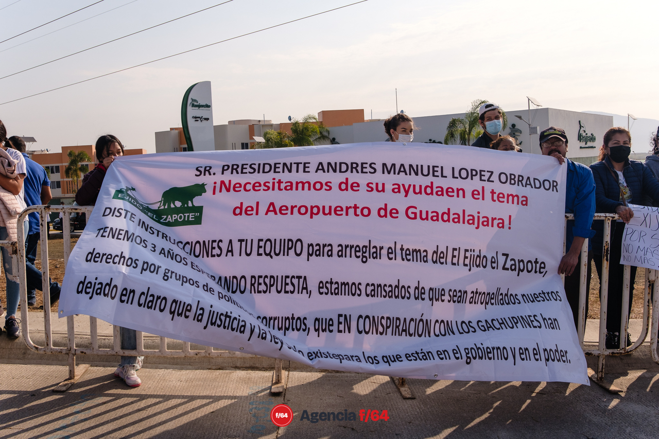 Manifestantes esperando al Presidente Andrés Manuel López Obrador fuera de la Vigésima Zona Militar donde se llevó a cabo su conferencia "mañanera".